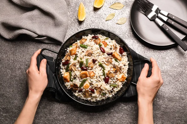 Mulher Com Delicioso Pilaf Arroz Mesa Cinza Vista Superior — Fotografia de Stock