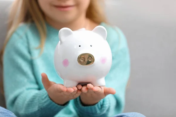 Meisje Holding Piggy Bank Licht Achtergrond Close — Stockfoto