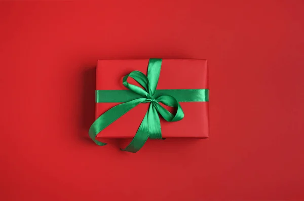 Caixa Presente Natal Com Fita Verde Fundo Vermelho Vista Superior — Fotografia de Stock