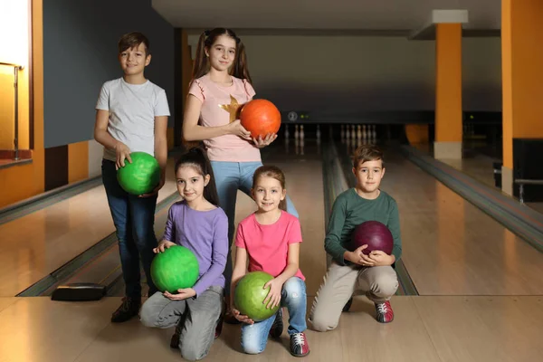 Glada Barn Med Bollar Bowlingklubben — Stockfoto