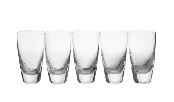Nuevos vasos vacíos limpios aislados en blanco — Foto de Stock