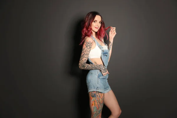 Mulher Bonita Com Tatuagens Corpo Contra Fundo Preto — Fotografia de Stock