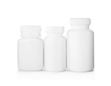 Beyaz haplar için boş plastik şişeler.