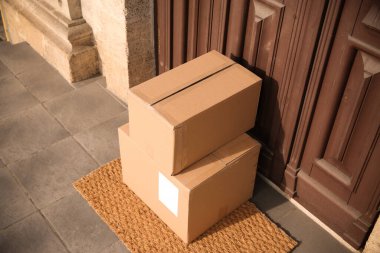 Girişteki paspasın üzerine paket bırakılmış.