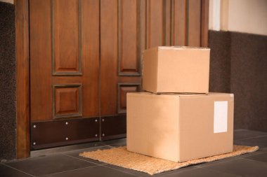 Girişteki paspasın üzerine paket teslim edilmiş. Metin için boşluk