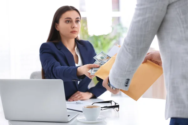 Homem Dando Suborno Mulher Mesa Escritório — Fotografia de Stock