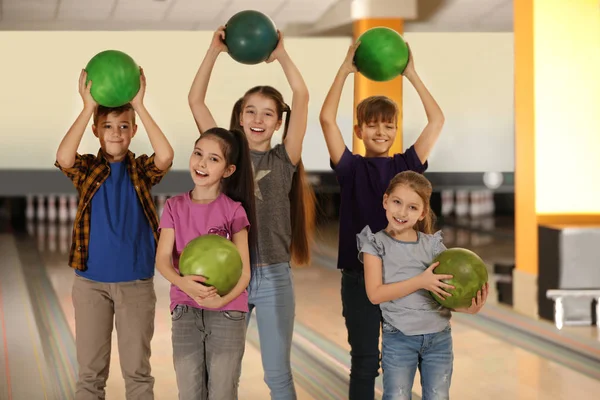 Crianças Felizes Com Bolas Clube Bowling — Fotografia de Stock