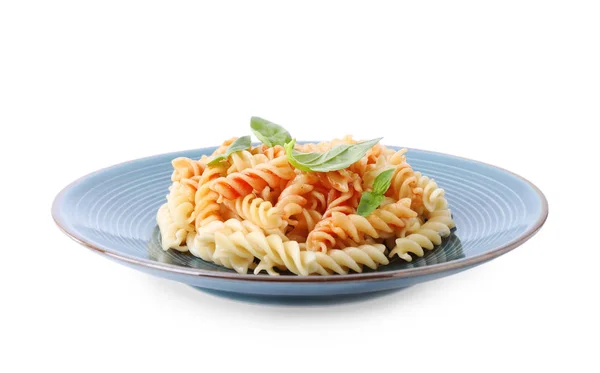 Deliziosa pasta fusilli con sugo di pomodoro isolato su bianco — Foto Stock