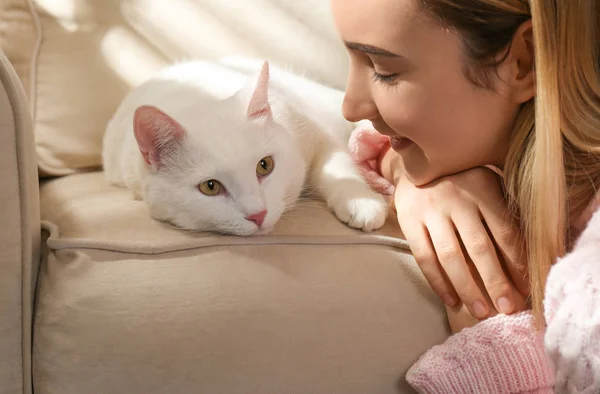 Jonge vrouw met haar mooie witte kat thuis, close-up. Poeder — Stockfoto