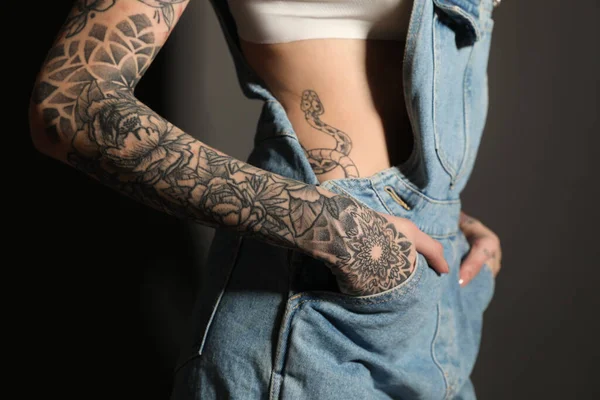 Mujer Con Tatuajes Cuerpo Sobre Fondo Negro Primer Plano — Foto de Stock