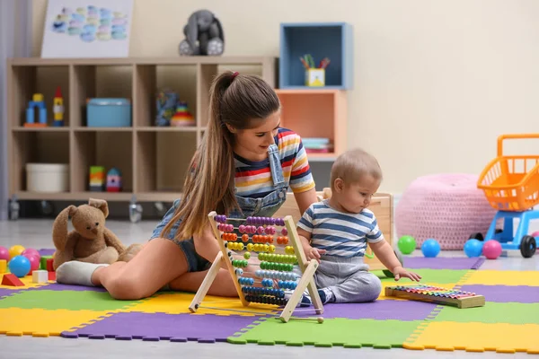 Teenie-Kindermädchen und süßes kleines Baby spielen zu Hause mit Xylophon — Stockfoto
