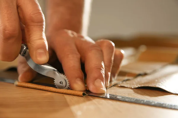 Marcatura Uomo Pelle Con Rullo Officina Primo Piano — Foto Stock