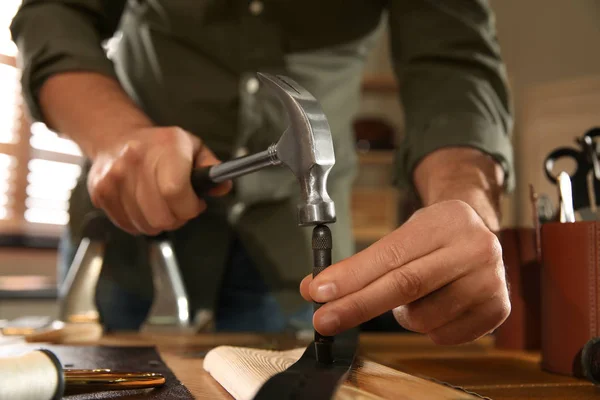 Man Maakt Gaatjes Lederen Riem Met Punch Hamer Werkplaats Close — Stockfoto