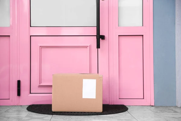 Parcela entregue na esteira da porta perto da entrada — Fotografia de Stock