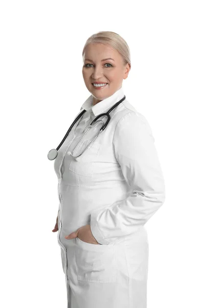 Rijpe arts met stethoscoop op witte achtergrond — Stockfoto