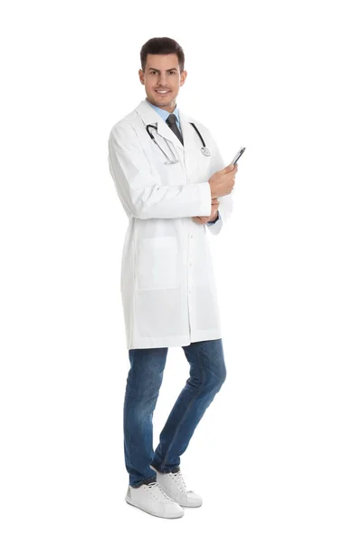 Портрет врача в полный рост с буфетом на белой спине — стоковое фото