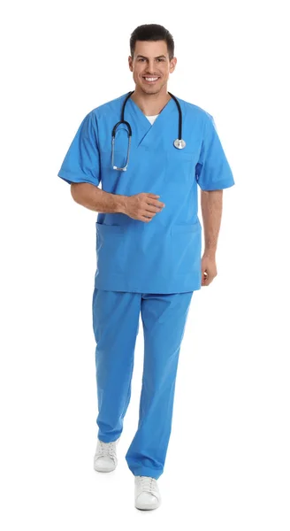 Γιατρός με στολή περπατάει σε λευκό φόντο — Φωτογραφία Αρχείου