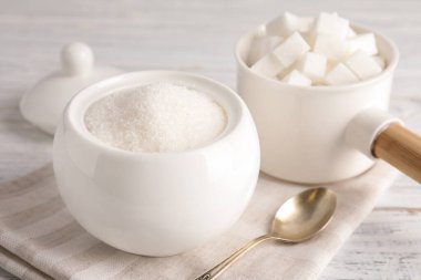 Beyaz ahşap masada şekerli bulaşık takımı