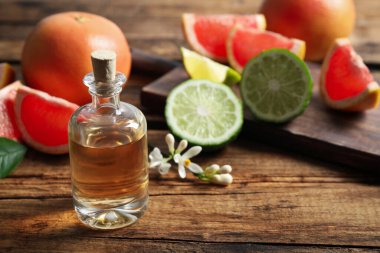 Tahta masanın üzerinde turunç yağı var. Metin için boşluk