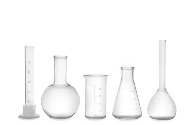 Temiz boş laboratuvar bardakları beyaza izole edilmiş.