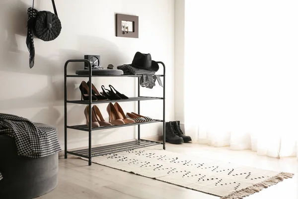 Zwarte kast met schoenen en verschillende accessoires in de buurt van wh — Stockfoto