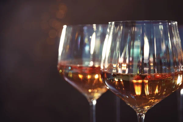 Elegantes copas con vino blanco sobre fondo marrón, primer plano — Foto de Stock
