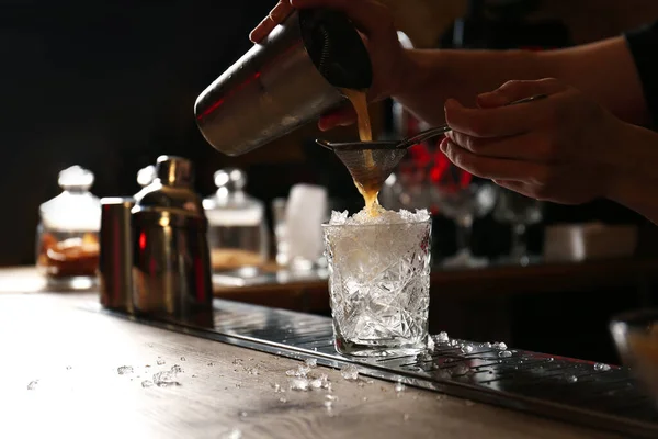 Bartender Förbereder Färsk Alkoholhaltig Cocktail Vid Bardisken Närbild — Stockfoto