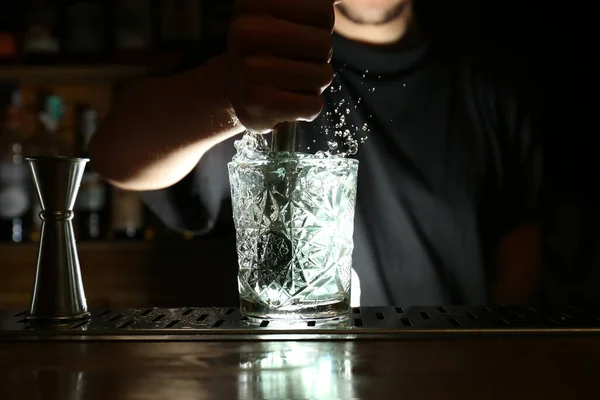 Bartender Förbereder Färsk Alkoholhaltig Cocktail Vid Bardisken Fokus Glas — Stockfoto