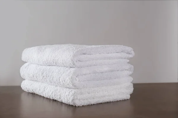 Montón de toallas de baño limpias en la mesa gris oscuro — Foto de Stock