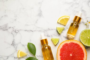 Düz bileşim, beyaz mermer arka planda turunçgil yağı şişeleriyle yapılmıştı. Metin için boşluk