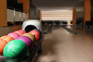 Bowling kulübünde farklı toplarla oynayacağız. Metin için boşluk