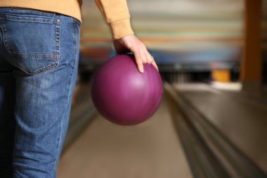 Bowling kulübündeki adam, yakın plan. Metin için boşluk