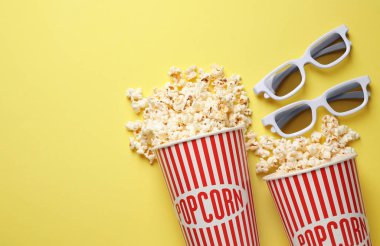 Düz kompozisyon ve sarı arka planda lezzetli patlamış mısır.