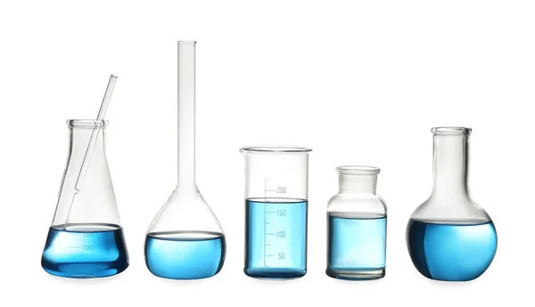 Verschillende laboratoriumglaswerk met lichtblauwe vloeistof geïsoleerd o — Stockfoto