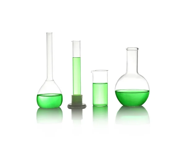 不同的实验室玻璃器皿 用浅绿色液体隔离在白色上 — 图库照片