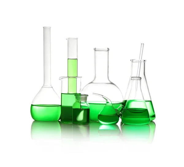 不同的实验室玻璃器皿 用浅绿色液体隔离在白色上 — 图库照片
