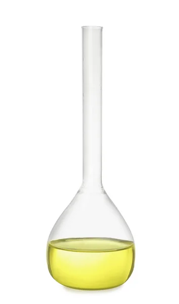 Ογκομετρική φιάλη με κίτρινο υγρό που απομονώνεται σε λευκό — Φωτογραφία Αρχείου