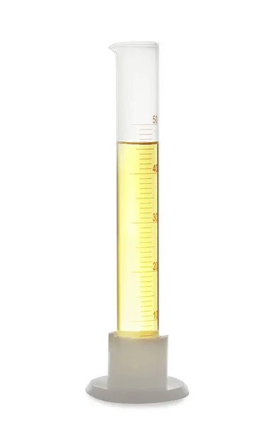 Cilindro graduado com líquido amarelo isolado em branco — Fotografia de Stock