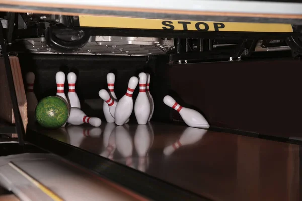 Palla Che Colpisce Perni Sul Vicolo Nel Bowling Club — Foto Stock