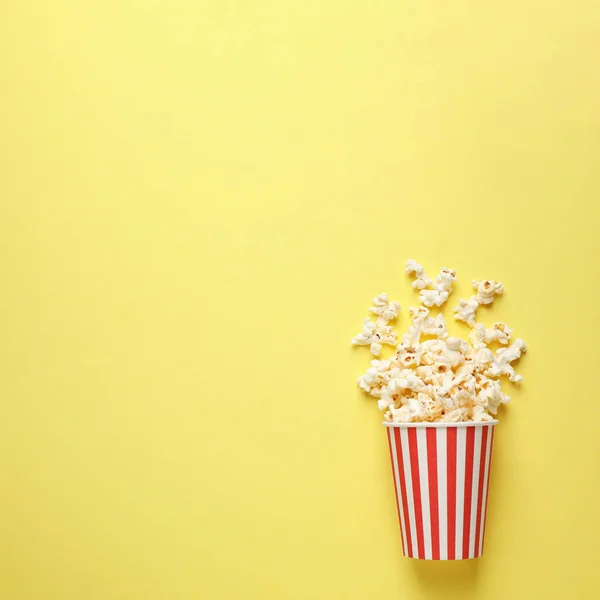 Leckeres Popcorn auf gelbem Hintergrund, Draufsicht. Raum für Text — Stockfoto