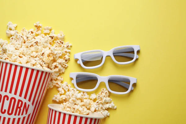 Flat lay composition with delicious popcorn on yellow background — Stock Photo, Image