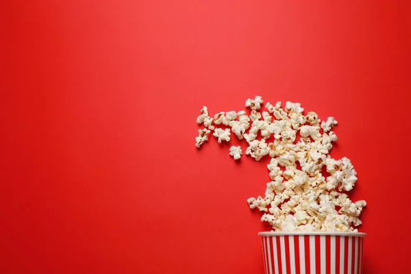 Delicious popcorn on red background, top view. Space for text — 스톡 사진