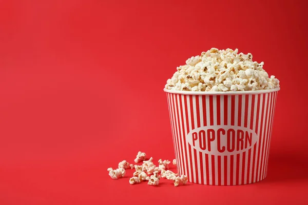 Läckra Popcorn Röd Bakgrund Plats För Text — Stockfoto
