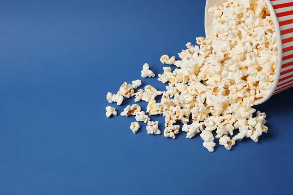 Deliciosas Palomitas Maíz Cubo Papel Sobre Fondo Azul — Foto de Stock