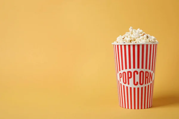 Heerlijke Popcorn Gele Achtergrond Ruimte Voor Tekst — Stockfoto