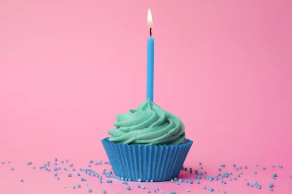 Läcker födelsedag cupcake med turkos grädde och brinnande cand — Stockfoto