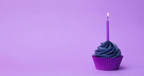 Leckerer Geburtstagskuchen mit dunkelblauer Sahne und brennendem Zimt — Stockfoto
