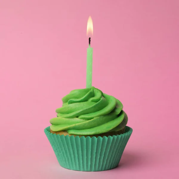 Lahodný narozeninový dortík se zeleným krémem a pálením — Stock fotografie