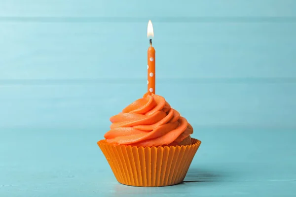 Delicioso Cupcake Cumpleaños Con Crema Vela Encendida Sobre Fondo Madera — Foto de Stock