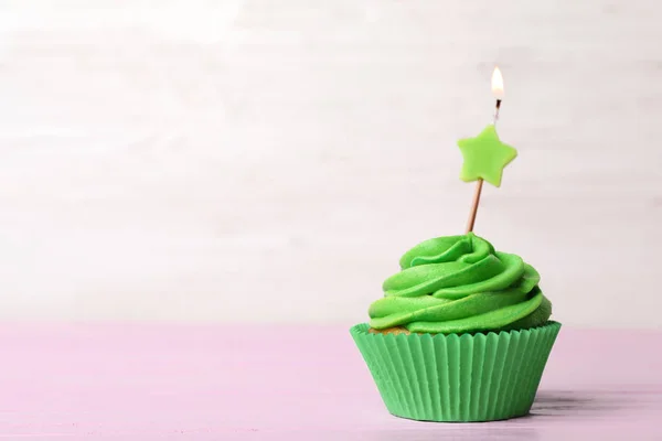 Delizioso Cupcake Compleanno Con Crema Candela Accesa Sul Tavolo Rosa — Foto Stock